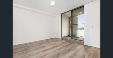 Modern Two-Bedroom Apartment with Additional Family Room - Photo 3