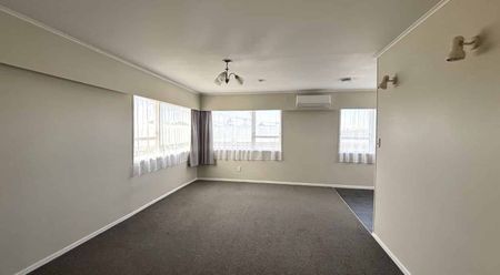 Spacious & Sunny Family 4 bed Home in Prime Te Atatū Peninsula Location - Photo 3