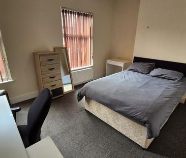 4 bedroom end of terrace house to rent - Photo 2