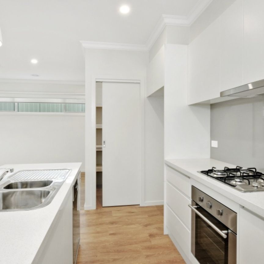 3 BEDROOM TOWNHOUSE WITH MODERN APPLIANCES - Photo 1
