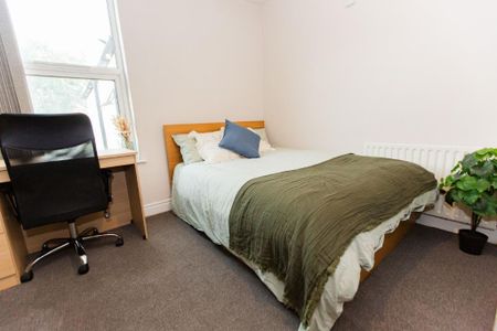 4 bedroom semi-detached house to rent - Photo 5