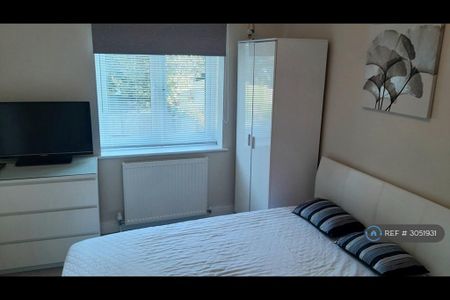 1 bedroom in a house share to rent - Photo 4