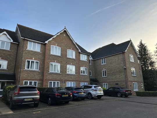 WONDERFUL TOP FLOOR 2 BEDROOM APARTMENT TO RENT IN ENFIELD - Photo 1