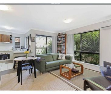 Townhouse - 3 Storey 3 Bedrooms 3 Bathrooms - Photo 3