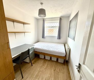 4 Bed End Terrace, Lodge Road, SO14 - Photo 2