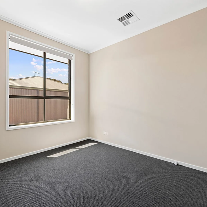 Spacious Family Living in the Heart of Eyre! - Photo 1