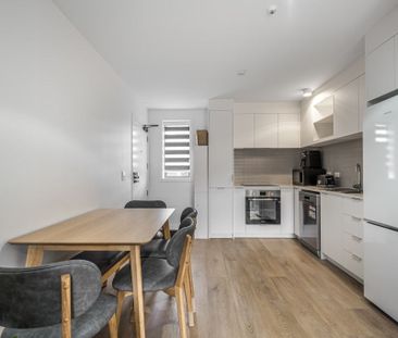 Modern Apartment with carpark - Photo 2
