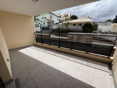 Location Appartement 3 pièces 68m² ST DENIS 97490 - Photo 4