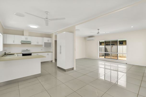 13Kw SOLAR, POOL, SIDE ACCESS, RUMPUS ROOM - Photo 1