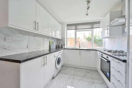 Swanwick Close, Roehampton, SW15 - Photo 2