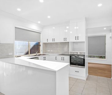 Modern Family Home in Sought-After Calamvale - Photo 4