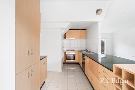 Stylish & Sunlit Townhouse in Prime Preston Location - Photo 3
