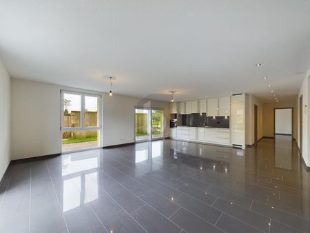 LIGHT OPEN LIVING AREA - Photo 2