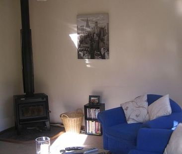 Charming sunny 2 bedroom house - Photo 1