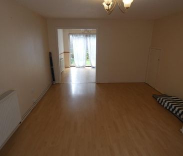 3 bedroom end of terrace house to rent - Photo 1