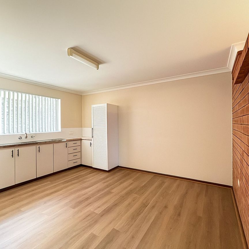 "Freshly Updated Villa with New Floors, Blinds & Air Con Comfort" - Photo 1