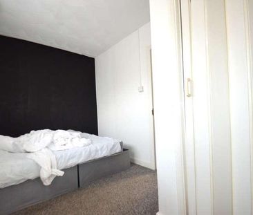 Carlton Avenue, Feltham, TW14 - Photo 1