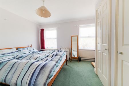 To Let 2 Bed House - End Terrace - Photo 4