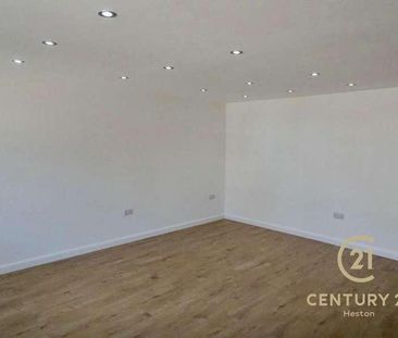 Elizabethan Way, TW19 - Photo 1