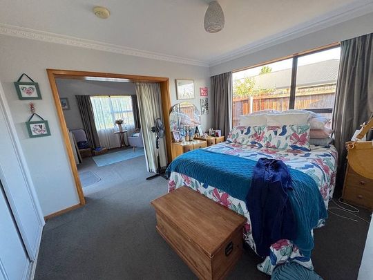 Beautiful home in well sought after neighbourhood - Photo 1