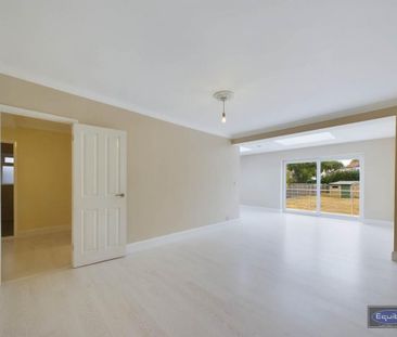5 bedroom semi-detached bungalow to rent - Photo 2