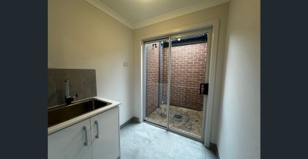 Brand New 3-Bedroom Family Home in Cranbourne East - Photo 2