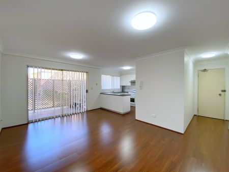 Stylish 2 Bedroom Apartment ! - Photo 2