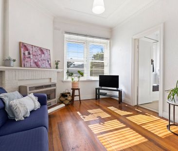 Charming Art Deco Apartment with Modern Touches – Perfectly Located! - Photo 3