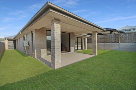 “Plantation Home in Spring Mountain with Double Living!” - Photo 4