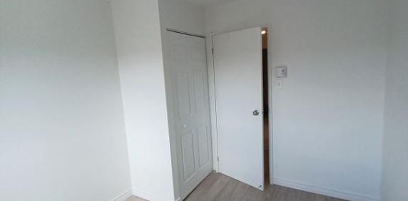 41/2 Québec**Charlesbourg**1 mois gratuit**Ascenseur**Béton**Frais peint**Non fumeur de toute substance**libre à partir de décembre, 1175$ - Photo 2