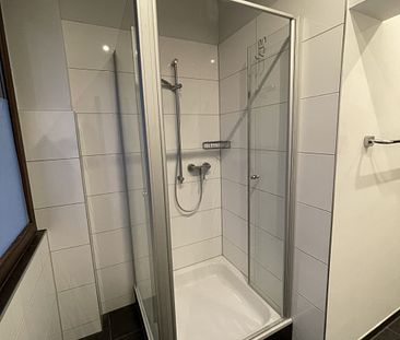Erdgeschosswohnung in ruhiger Lage - modernes Badezimmer mit Dusche und Fenster! - Photo 6