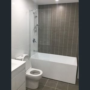 1 bedroom plus Study Apartment For lease! - Photo 2