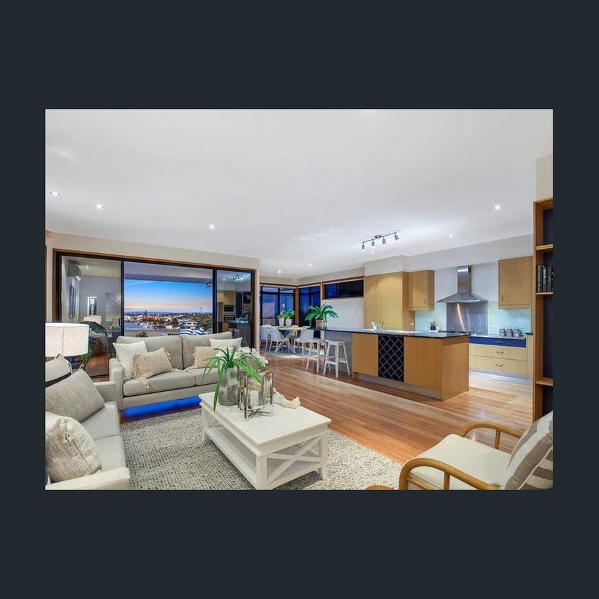 Generous family home offering extensive bay views - Photo 1