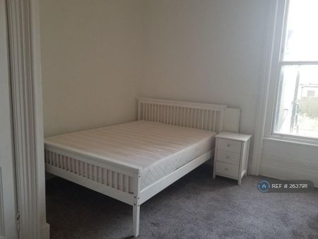 1 bedroom in a flat share to rent - Photo 2