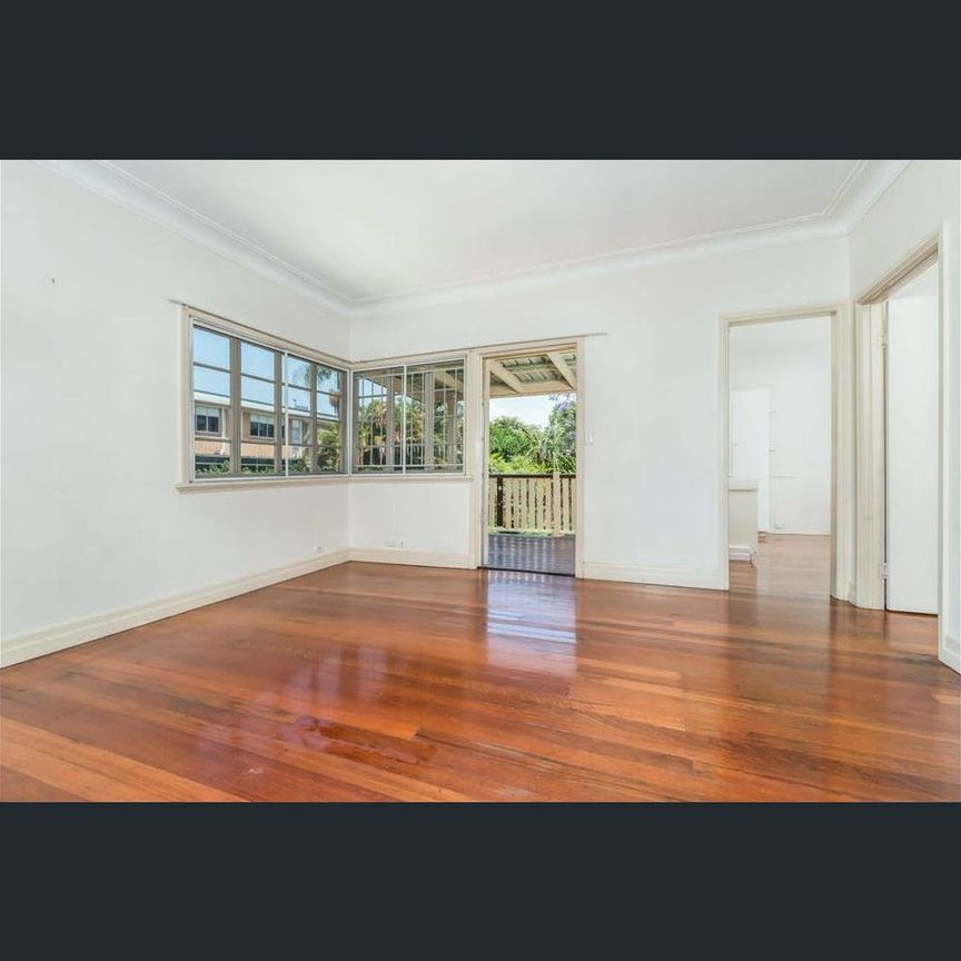 Good Location Close to Yeronga Village - Photo 1