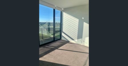 Spacious light filled apartment - Photo 4