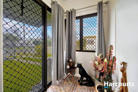 Charming Family Home on a Huge Block - Space, Comfort & Location! - Photo 5