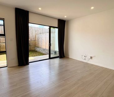 Modern Comfort in the Heart of Te Atatu Peninsula - Photo 3