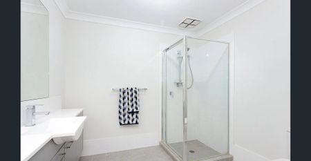 Stunning Near-New Townhouse Opposite Parkland | 10 Peregrine St, Marsden Park - Photo 2