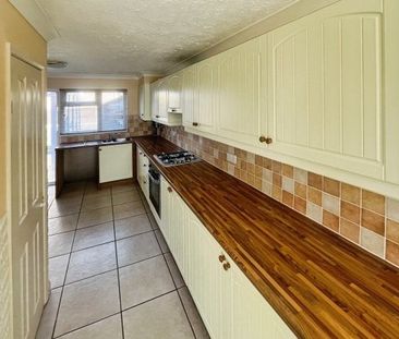 KINGSWOOD, BASILDON - Photo 3