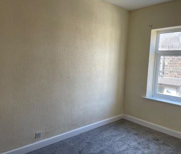 2 bedroom end of terrace house to rent - Photo 2