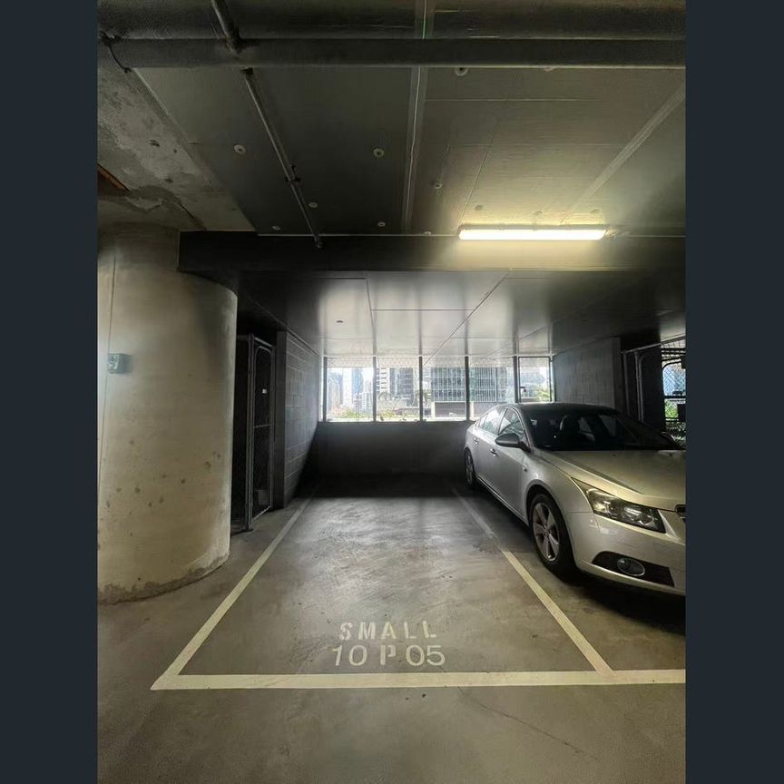 Fully Furnished Luxury Residence with Exclusive Level 70 Access With Parking & Storage Cage - Photo 2