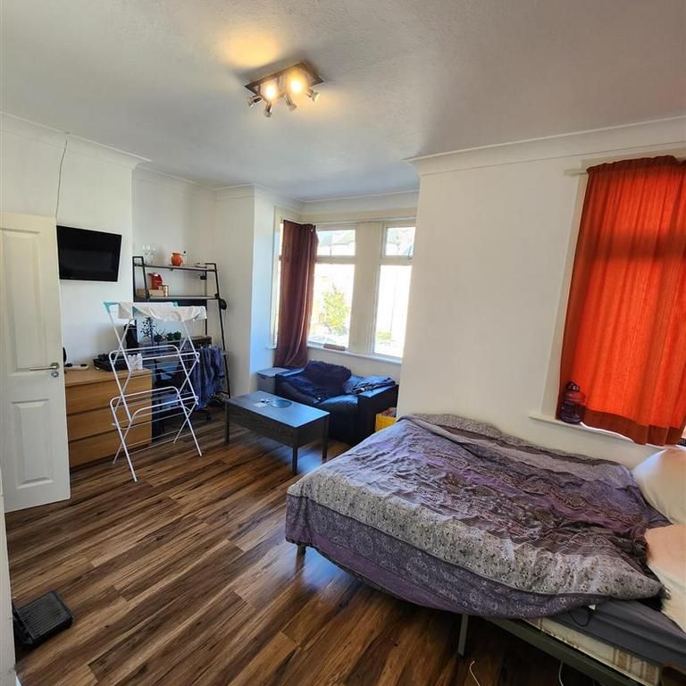 1 bedroom in a house share to rent - Photo 1