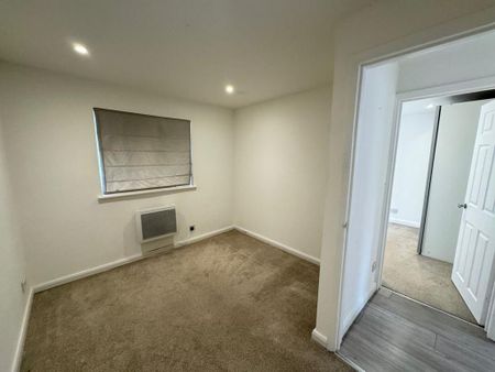 2 bedroom semi-detached house to rent - Photo 2