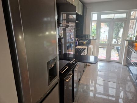 5 Bed Detached House, Mitcham Road, E6 - Photo 5