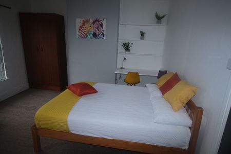 105 Burton Road, Lincoln, Lincolnshire, LN1 3LL - Photo 3