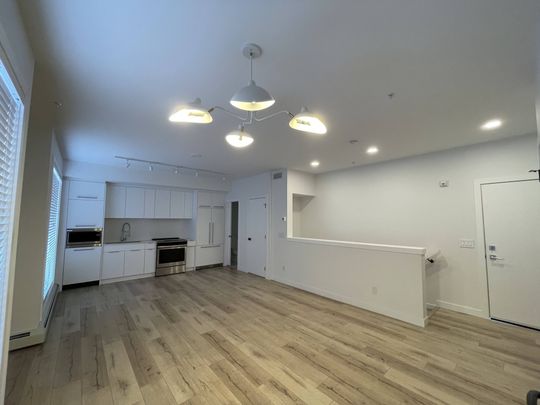 2 Level 2 Bed Gorgeous Condo For Rent In Univesrity District/Two Undgr. Parking - Photo 1