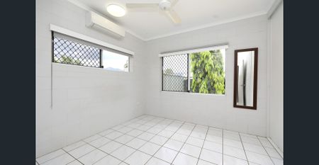 Fantastic Fully Air Conditioned Villa - Garage with Remote - Photo 2