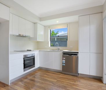 For Lease: Modern Townhouse in Prime Location - Photo 4