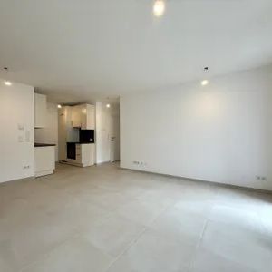 BEZUGSFERTIG: Neubau-Erstbezug mit Freifläche und Küche! - Photo 2
